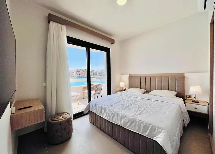 Modern 3br Escape - Panoramic Lagoon & Sea Views Appartement