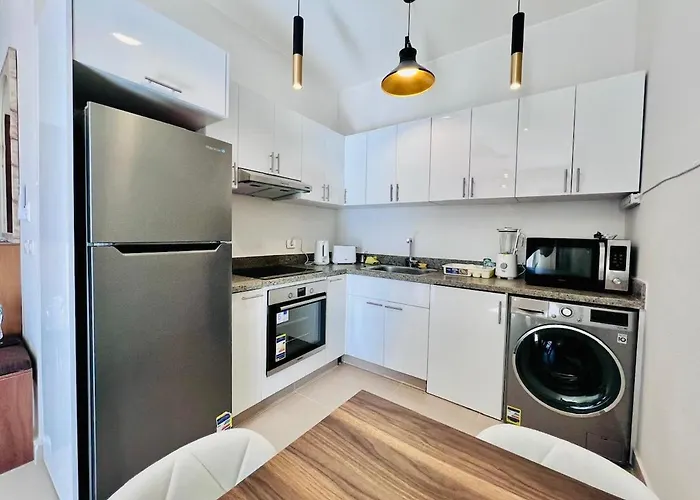Modern 3br Escape - Panoramic Lagoon & Sea Views *